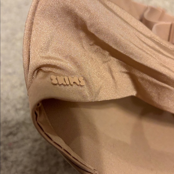 SKIMS WIRELESS FORM PUSH-UP PLUNGE BRA - Picture 4 of 6